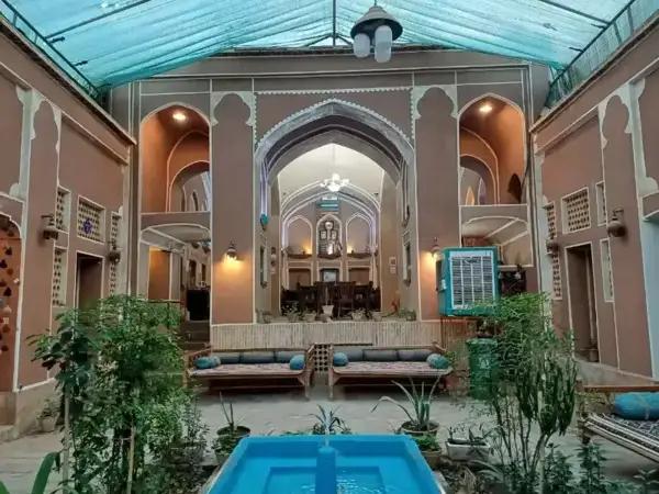 فضای بیرونی 2 اقامتگاه سنتی علی بابا یزد